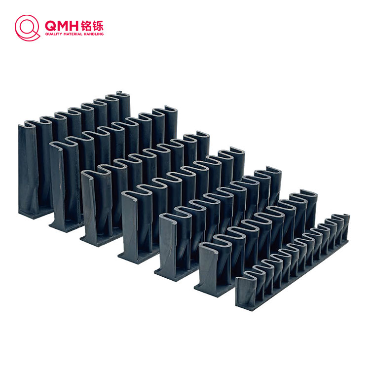 ¿Por qué es esencial una pared lateral de cinta transportadora para el manejo de materiales en ángulos altos?